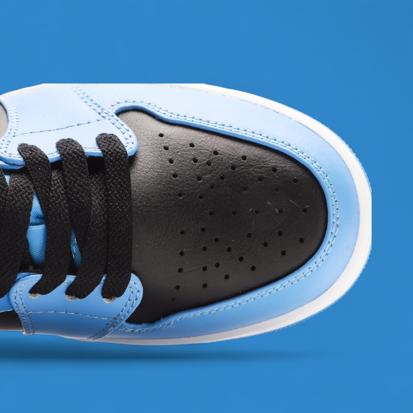 Nike Air Jordan 1 Mid 'University Blue'